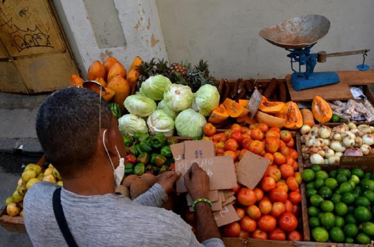 Entre las acciones más urgentes califica el enfrentamiento efectivo a los precios abusivos y especulativos de bienes y servicios. Foto: Ricardo López Hevia