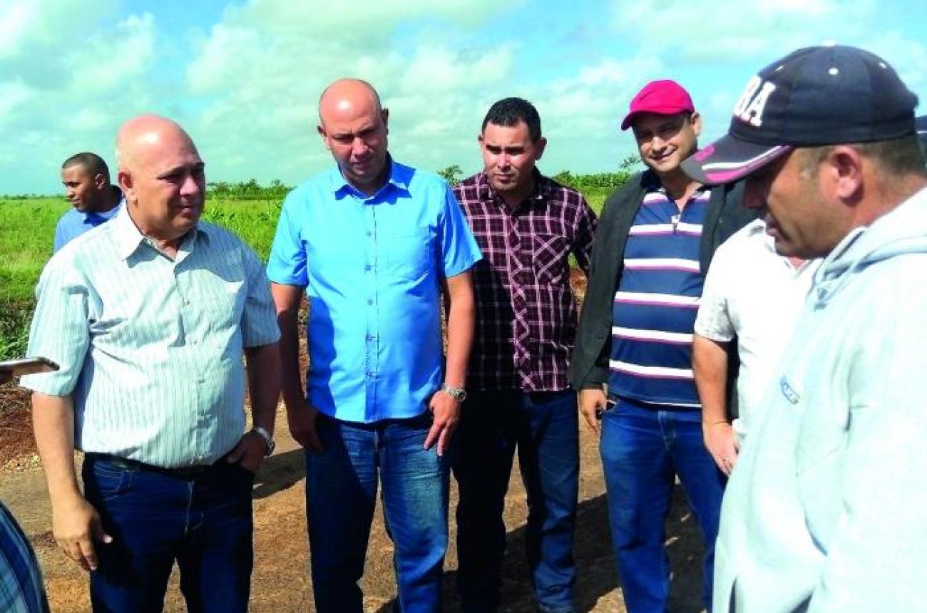 «Estimula ver a campesinos como ustedes», comentó Morales Ojeda, en el intercambio con los hermanos Gorgoi. Foto: Ortelio González Martínez