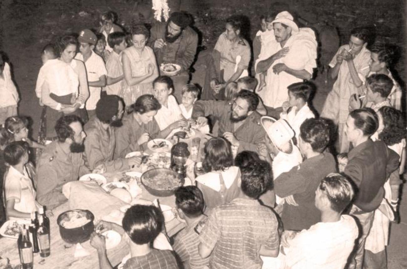 El hecho de que Fidel «escogiera pasar con los más humildes la primera Nochebuena tras el triunfo de 1959 dejó un mensaje de altruismo, sensibilidad y compromiso con el pueblo», dijo Díaz-Canel. Foto: Archivo de Granma
