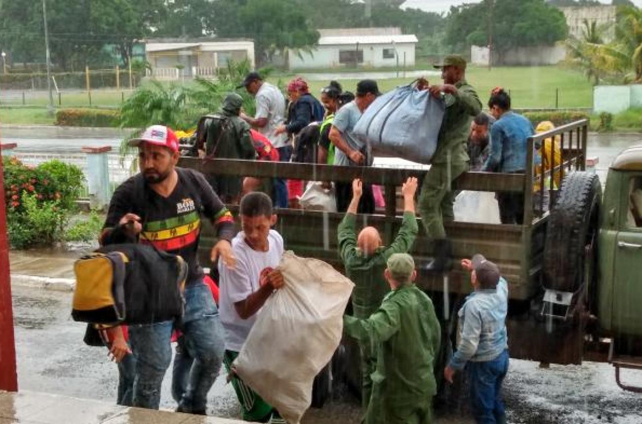 Bajo una lluvia persistente seguían llegando personas desde comunidades granmenses a los centros de evacuación de Las Tunas. Foto: Yenima Díaz Velázquez