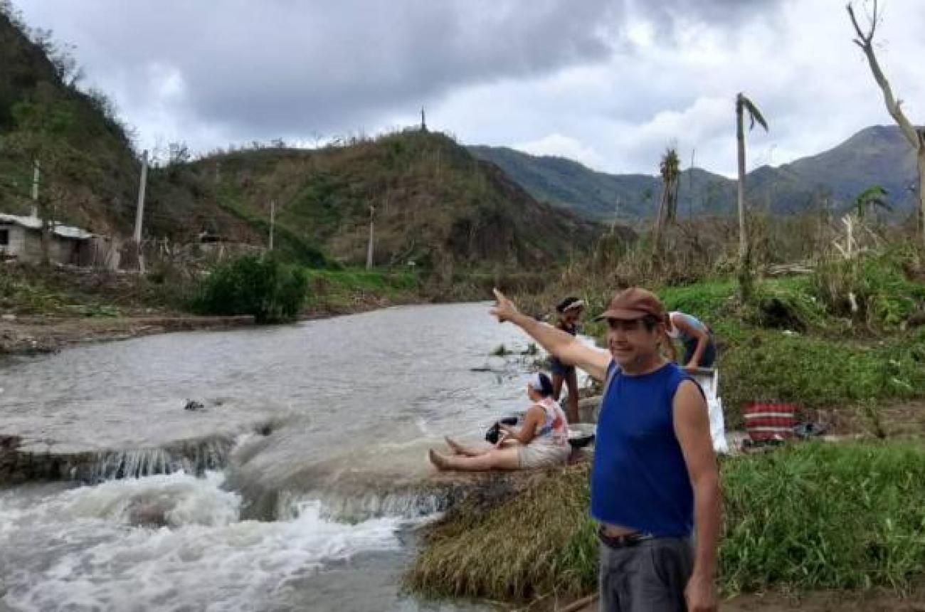 José indica que el Sensenerico provocó deslizamientos desde la loma donde está el monumento al Cimarrón. Foto: Luis Alberto Portuondo