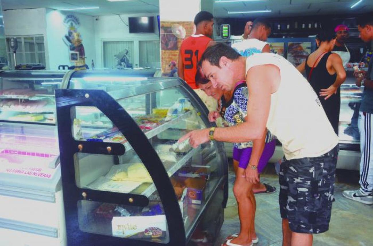 Las fluctuaciones del precio del dólar en el mercado informal impactan directamente en quienes acuden a las mipyme para acceder a productos de primera necesidad. Foto: Juvenal Balán