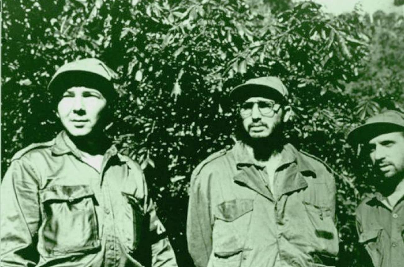 Raúl Castro, Fidel Castro y René Ramos Latour (Daniel), en la Sierra Maestra. Foto: Archivo de Granma