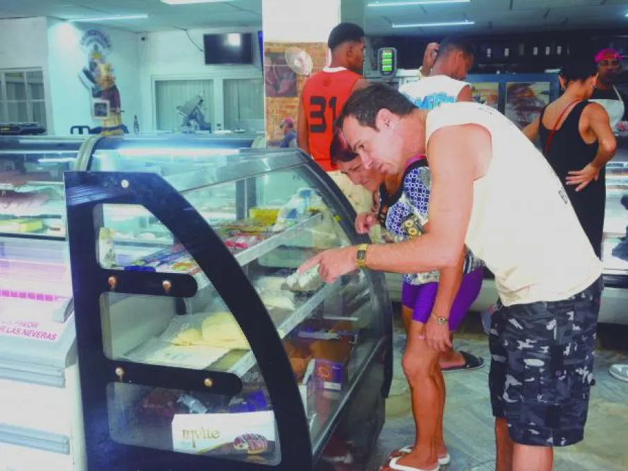 Las fluctuaciones del precio del dólar en el mercado informal impactan directamente en quienes acuden a las mipyme para acceder a productos de primera necesidad. Foto: Juvenal Balán