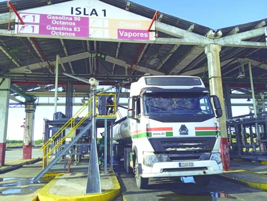 Se distribuyen 800 toneladas diarias de combustibles de las 1 600 necesarias. Foto: Julio Martínez Molina