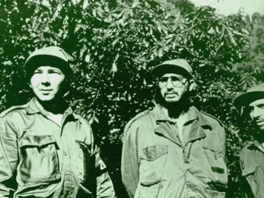 Raúl Castro, Fidel Castro y René Ramos Latour (Daniel), en la Sierra Maestra. Foto: Archivo de Granma