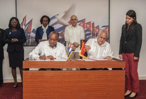 Firma del Acuerdo Emilio Lozada García y Mnaul Domingos Augusto