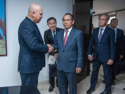 Cuba y Laos símbolo de las relaciones entre dos países socialistas hermanos Cuba y Laos símbolo de las relaciones entre dos países socialistas hermanos