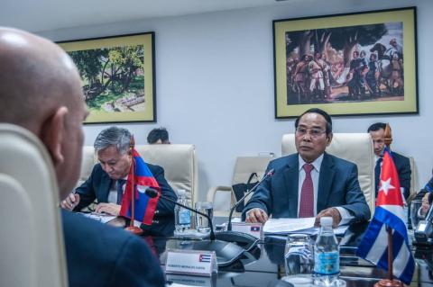 Cuba y Laos símbolo de las relaciones entre dos países socialistas hermanos Cuba y Laos símbolo de las relaciones entre dos países socialistas hermanos