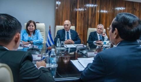 Cuba y Laos símbolo de las relaciones entre dos países socialistas hermanos Cuba y Laos símbolo de las relaciones entre dos países socialistas hermanos