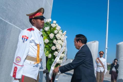 Cuba y Laos símbolo de las relaciones entre dos países socialistas hermanos Cuba y Laos símbolo de las relaciones entre dos países socialistas hermanos