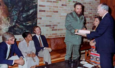 Encuentro de Fidel con el doctor estadounidense Randolph Lee Clark, en noviembre de 1980. Foto: Cortesía del CIGB.