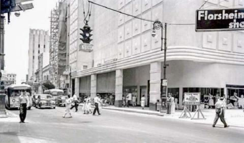 Tienda por departamentos El Encanto, en la calle Galiano. En esta foto de 1953 se observa la última gran ampliación que se le realizó. Foto: Archivo Granma Tienda por departamentos El Encanto, en la calle Galiano. En esta foto de 1953 se observa la última gran ampliación que se le realizó. Foto: Archivo Granma