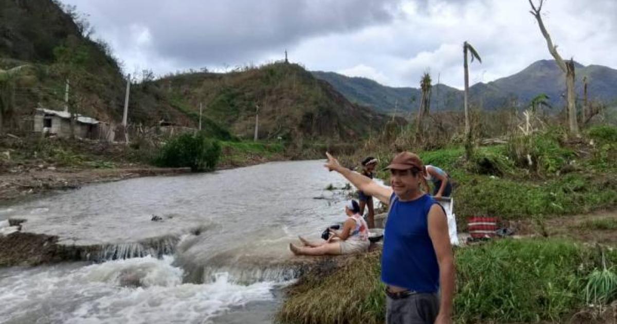 José indica que el Sensenerico provocó deslizamientos desde la loma donde está el monumento al Cimarrón. Foto: Luis Alberto Portuondo