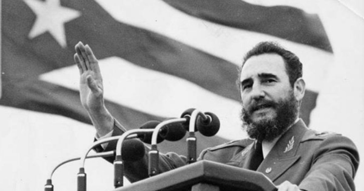 Fidel en el Acto en la Plaza de la Revolución por el 1er. Congreso del Partido. Diciembre de 1975. Foto: Archivo