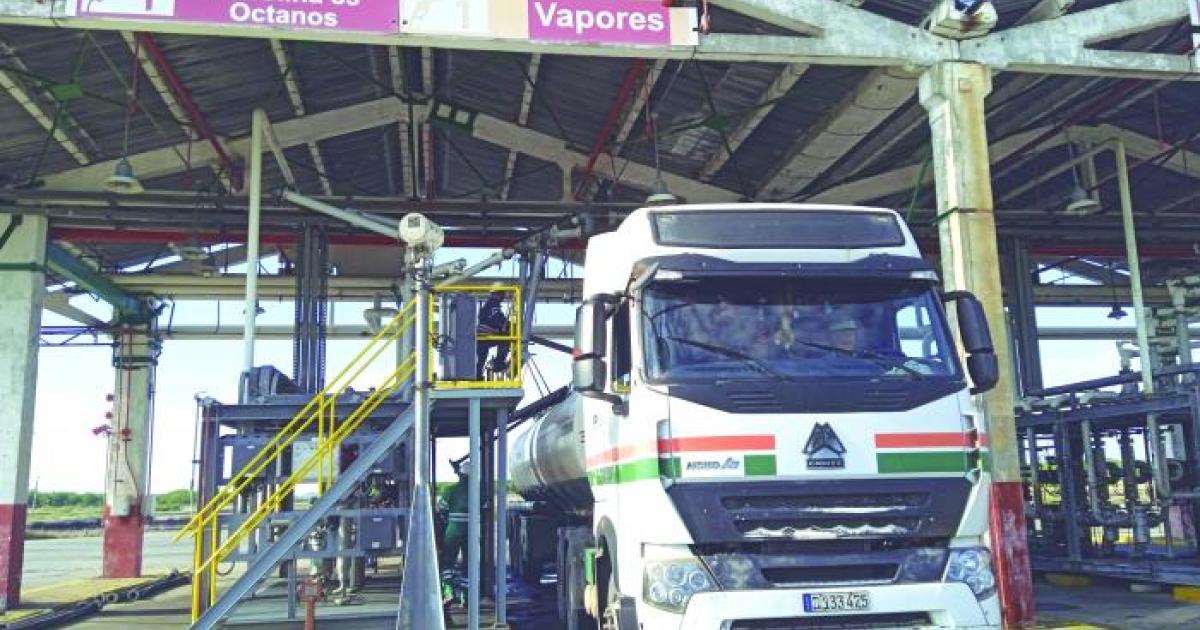 Se distribuyen 800 toneladas diarias de combustibles de las 1 600 necesarias. Foto: Julio Martínez Molina